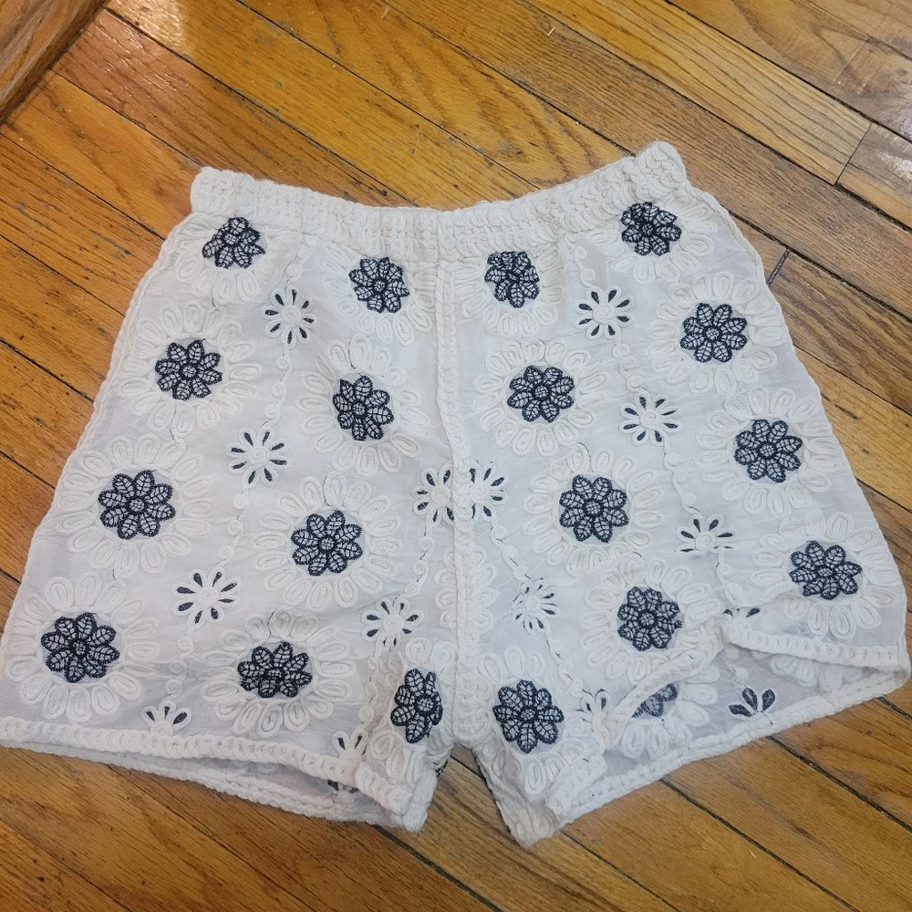 Cream‎ & Black Embroidered Floral Women's Shorts NWOT Cottagecore Coastal Boho